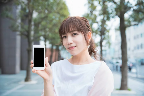 Mujer Asiática Usando Smartphone Tomando Fotos Usando Aplicaciones — Foto de Stock