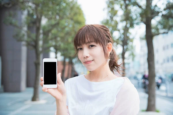 Asiatico Donna Utilizzando Smartphone Scattare Foto Utilizzando Applicazioni — Foto Stock