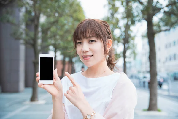 Asiatin Nutzt Smartphone Und Macht Fotos Und Nutzt Anwendungen — Stockfoto