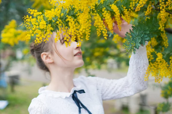 Kaukasische Jonge Vrouw Staren Dicht Bij Bloeiende Mimosa Bloemen — Stockfoto