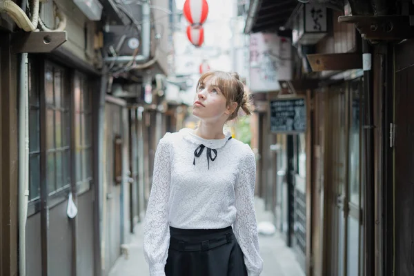Молодая Кавказская Женщина Стоящая Зоне Питья Токио — стоковое фото