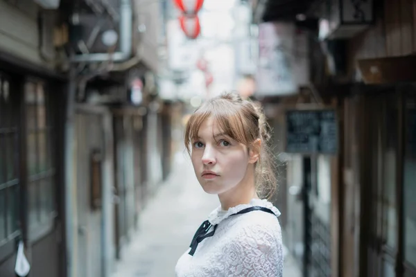 Junge Kaukasierin Steht Einer Trinkhalle Tokio — Stockfoto