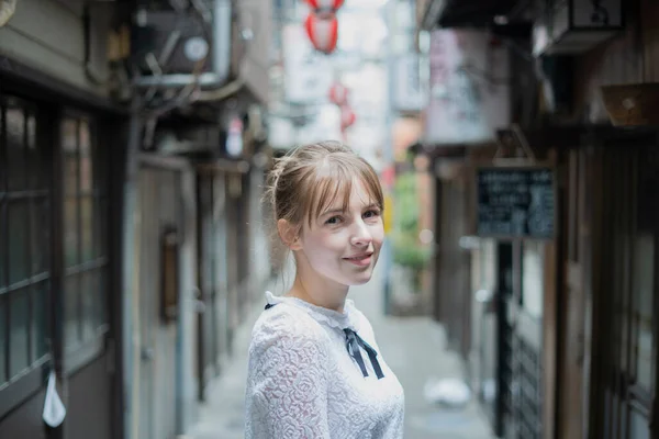 Junge Kaukasierin Steht Einer Trinkhalle Tokio — Stockfoto