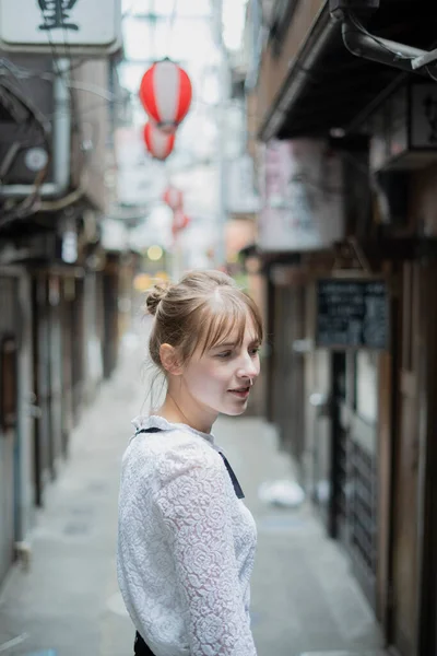 Joven Mujer Caucásica Parada Una Zona Bebida Tokio — Foto de Stock