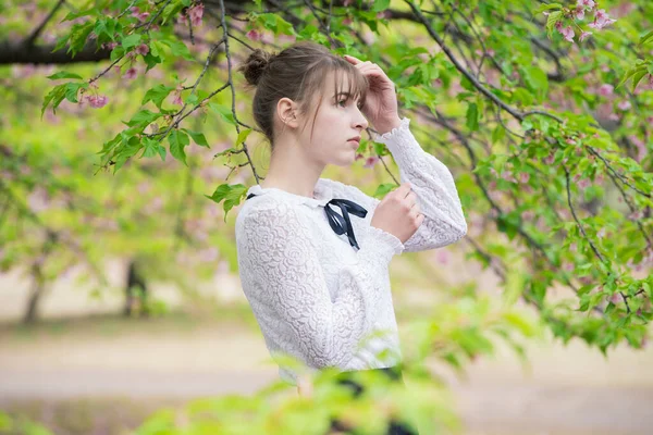 Young Caucasian Woman Showing Relaxed Expression Surrounded Fresh Green — Stock Photo, Image