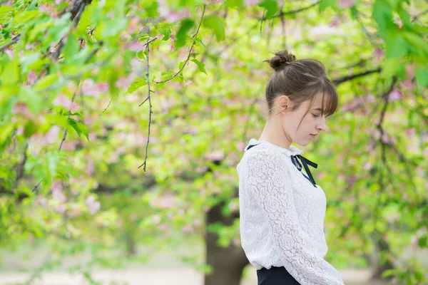 Una Joven Mujer Caucásica Mostrando Una Expresión Relajada Rodeada Verde — Foto de Stock