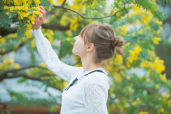 Mulher Jovem Caucasiana Olhando Perto Das Flores Mimosa Florescendo — Fotografia de Stock