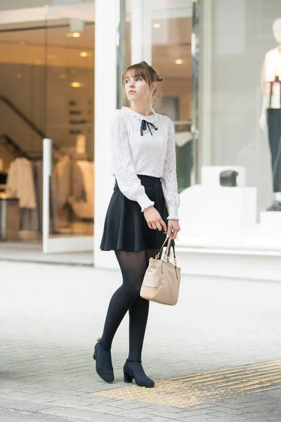 Кавказская Девушка Идущая Торговой Улице Сибуе Токио — стоковое фото