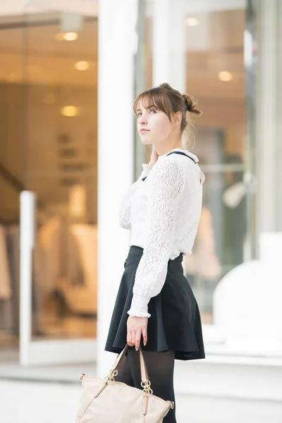 Blanke Jonge Vrouw Wandelen Een Winkelstraat Shibuya Tokio — Stockfoto