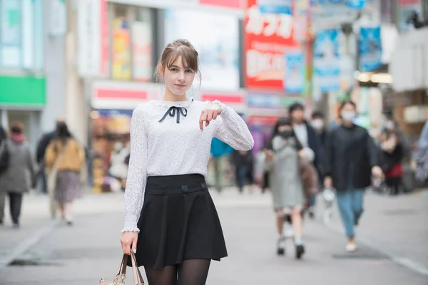 Jovem Mulher Europeia Visitando Centro Shibuya Tóquio Japão Com Sorriso — Fotografia de Stock