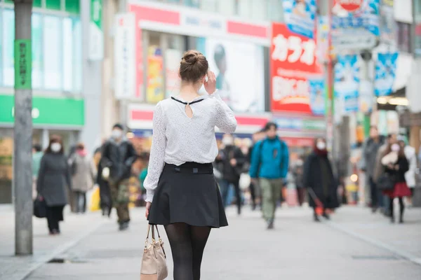Joven Mujer Europea Visitando Centro Shibuya Tokio Japón Con Una — Foto de Stock