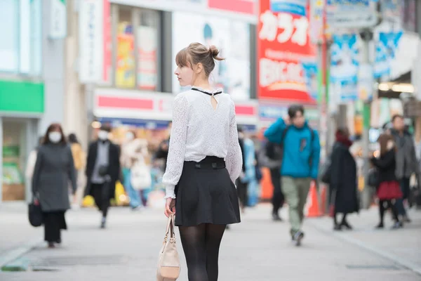 Молодая Европейская Женщина Осматривающая Центр Города Сибуя Токио Япония Улыбкой — стоковое фото