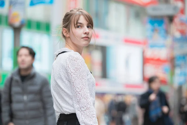 Jovem Mulher Europeia Visitando Centro Shibuya Tóquio Japão Com Sorriso — Fotografia de Stock