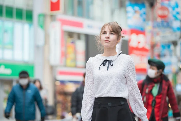 Jovem Mulher Europeia Visitando Centro Shibuya Tóquio Japão Com Sorriso — Fotografia de Stock