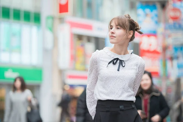 Joven Mujer Europea Visitando Centro Shibuya Tokio Japón Con Una — Foto de Stock