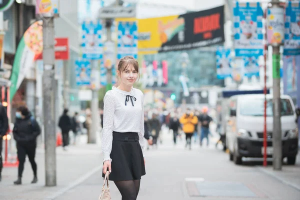 Молодая Европейская Женщина Осматривающая Центр Города Сибуя Токио Япония Улыбкой — стоковое фото