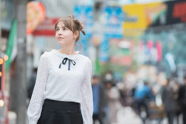 Joven Mujer Europea Visitando Centro Shibuya Tokio Japón Con Una — Foto de Stock