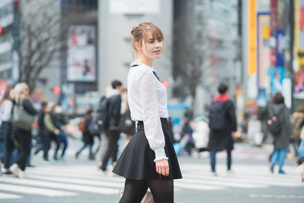 Νεαρή Ευρωπαία Περιηγήτρια Διασχίζοντας Σιμπούγια Τόκιο Ιαπωνία Χαμόγελο — Φωτογραφία Αρχείου