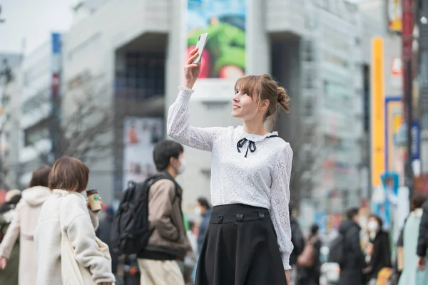 Jovem Mulher Europeia Visitando Shibuya Cruzando Tóquio Japão Com Sorriso — Fotografia de Stock