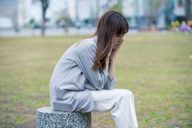 İş stresinden dolayı baş ağrısı çeken Asyalı iş adamı