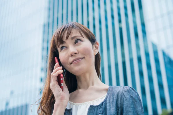 Aziatisch Vrouwelijk Zakenman Contact Met Behulp Van Een Smartphone Buitenlucht — Stockfoto