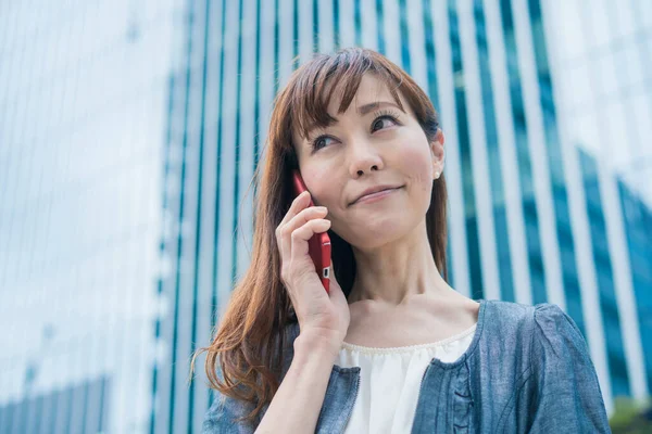 Asiática Mulher Pessoa Negócios Contatando Usando Smartphone Livre — Fotografia de Stock