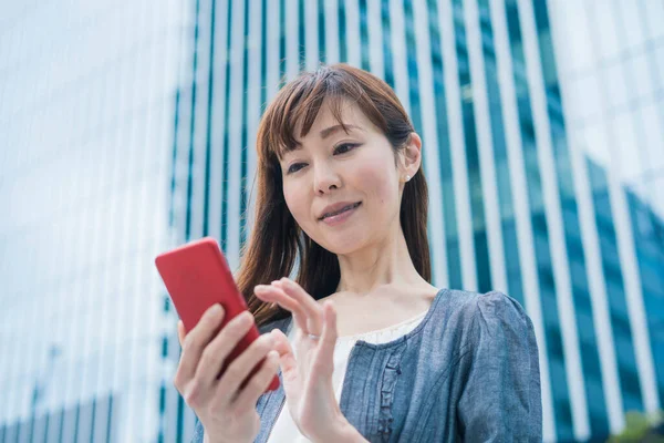 Asiatisk Affärskvinna Som Använder Smartphone Och Fotograferar Och Använder Applikationer — Stockfoto