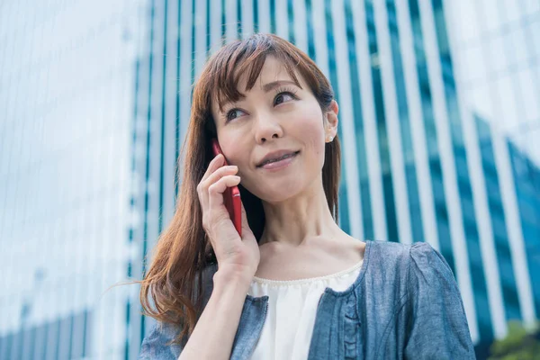 Aziatisch Vrouwelijk Zakenman Contact Met Behulp Van Een Smartphone Buitenlucht — Stockfoto