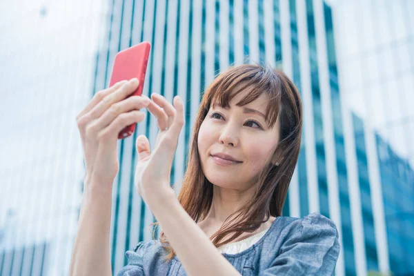 Mujer Negocios Asiática Usando Smartphone Tomando Fotos Usando Aplicaciones — Foto de Stock