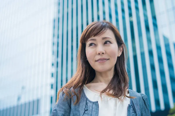 Portret Van Lachende Aziatische Japanse Zakenvrouw Buiten Zonnige Dag — Stockfoto