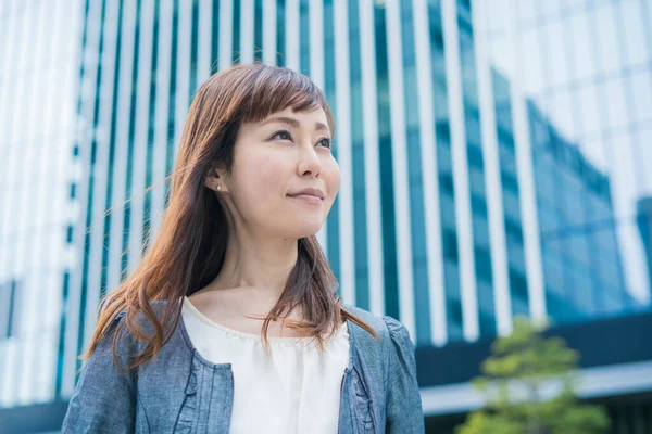 Güneşli Bir Günde Açık Havada Gülümseyen Asyalı Japon Kadınının Portresi — Stok fotoğraf