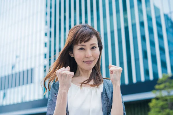 Aziatisch Japans Vrouwelijke Kantoormedewerker Poseren Sterk Met Beide Handen — Stockfoto