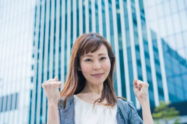 Ázsiai Japán Női Irodai Dolgozó Mindkét Kezével Erősen Pózol — Stock Fotó