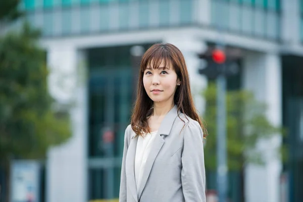 Portret Van Lachende Aziatische Japanse Zakenvrouw Buiten Zonnige Dag — Stockfoto