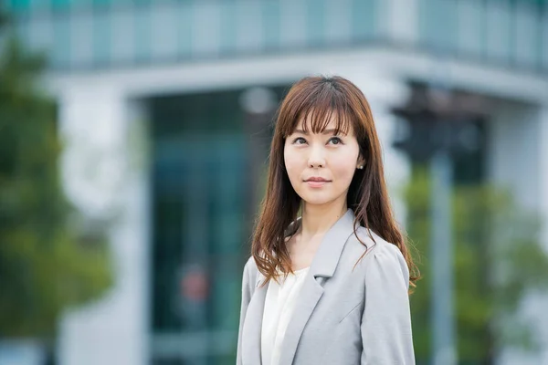 Portrait Smiling Asian Japanese Business Woman Outdoors Sunny Day — Stock Photo, Image