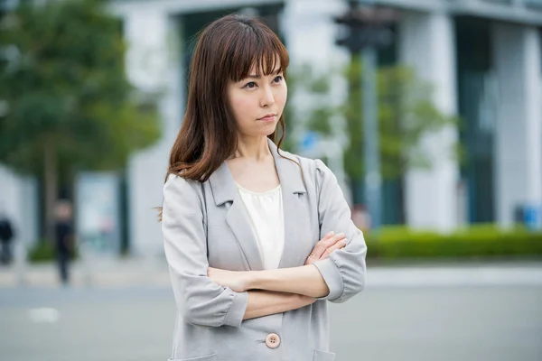 Asyalı Japon Genç Bir Bayan Çalışanın Sıkıntılı Bir Ifadesi Var — Stok fotoğraf
