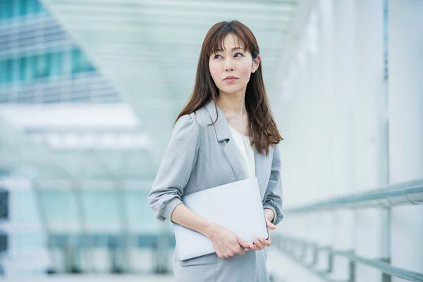 Asiática Japonesa Trabajadora Oficina Que Trabaja Aire Libre Con Una — Foto de Stock