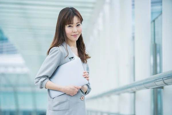 Asiatico Giapponese Donna Ufficio Lavoratore Che Lavora All Aperto Con — Foto Stock