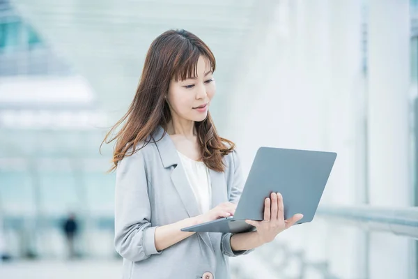 Asiatische Japanische Büroangestellte Arbeitet Freien Mit Einem Laptop — Stockfoto