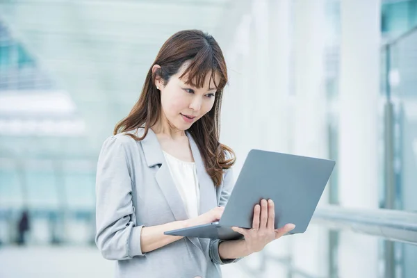 Asiatische Japanische Büroangestellte Arbeitet Freien Mit Einem Laptop — Stockfoto