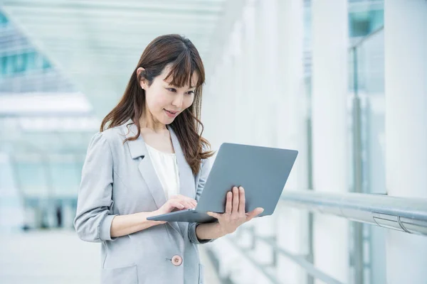 Asiatische Japanische Büroangestellte Arbeitet Freien Mit Einem Laptop — Stockfoto