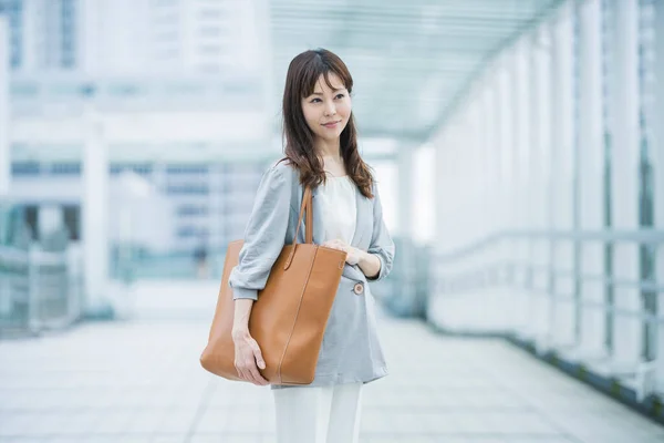 Aziatisch Zakenvrouw Pendelen Naar Zakendistrict Zakelijke Casual Kleding — Stockfoto