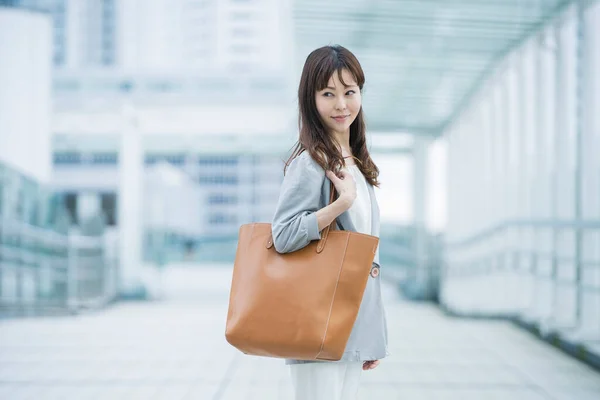 Asiatisk Affärskvinna Pendlar Till Affärsdistriktet Vardagskläder — Stockfoto