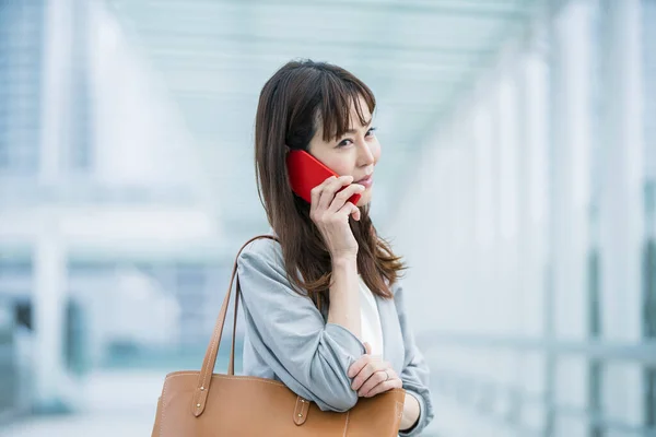 Asiática Mujer Negocios Contacto Con Uso Teléfono Inteligente Aire Libre — Foto de Stock