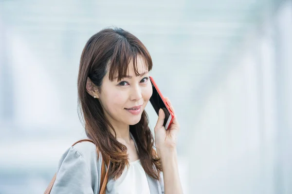 Asiatisk Kvinnlig Affärsperson Som Kontaktar Med Smartphone Utomhus — Stockfoto