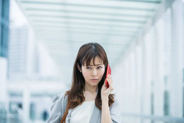 Asiatisk Kvinnlig Företagare Ringer Smartphone Med Ett Oroligt Uttryck — Stockfoto