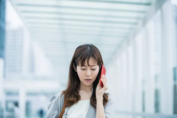 Asyalı Kadını Sıkıntılı Bir Ifadeyle Akıllı Telefondan Arıyor — Stok fotoğraf