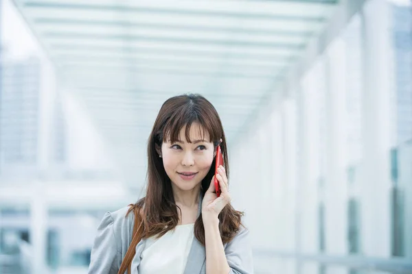 Asiatisk Kvinnlig Affärsperson Som Kontaktar Med Smartphone Utomhus — Stockfoto