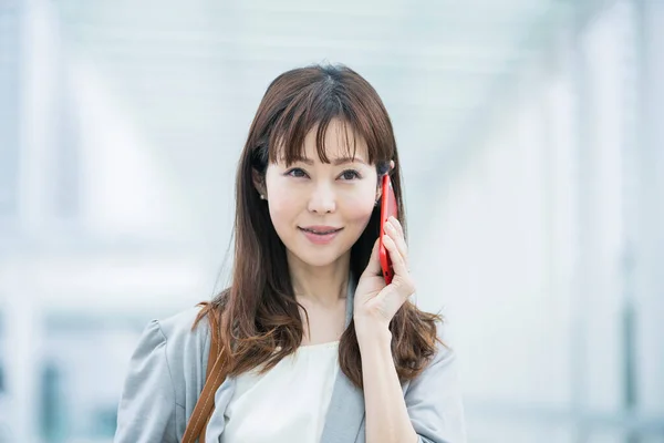 Asyalı Bir Kadını Açık Havada Akıllı Bir Telefonla Iletişim Kuruyor — Stok fotoğraf