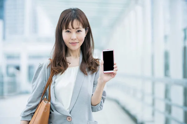 Asiatische Geschäftsfrau Nutzt Smartphone Und Macht Fotos Und Nutzt Anwendungen — Stockfoto